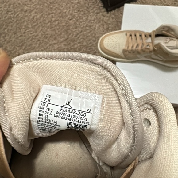 Jordan AJ1 MID SE - Picture 3 of 7